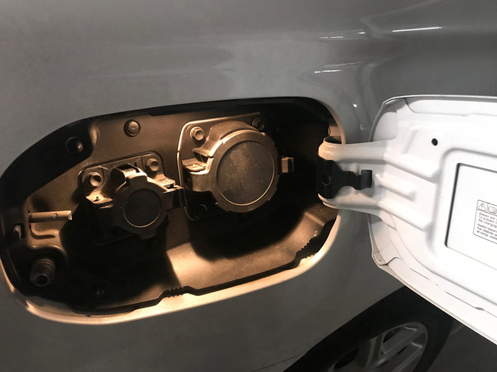 Plug-in hibrid autó csatlakozója elektromos autozas