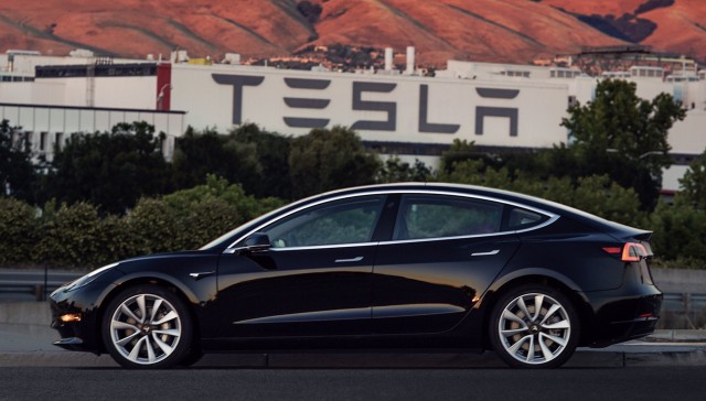 A Tesla Model 3 az autóeladások TOP5-jében