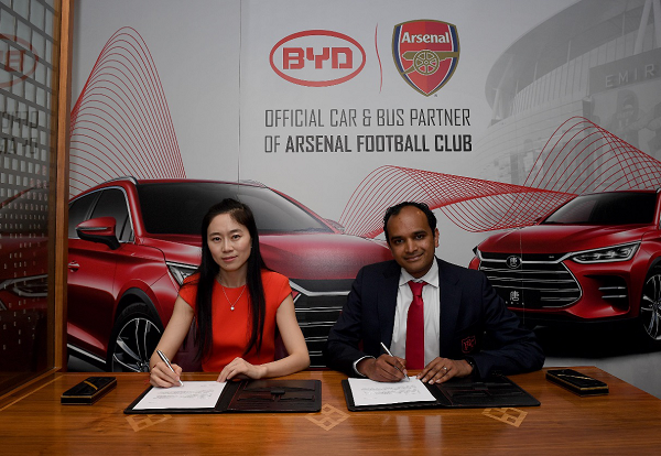 Sherry Li (BYD) és Vinai Venkatesham Arsenal FC 