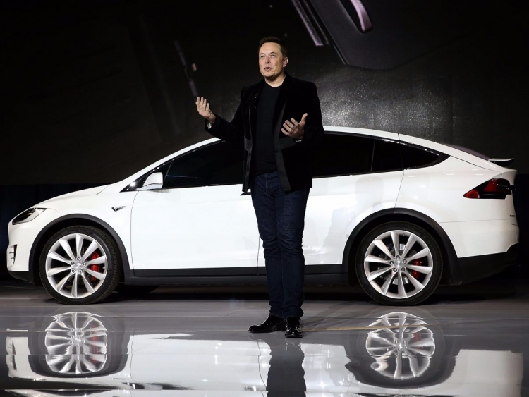 Elon Musk vezérigazgató Tesla Model Y