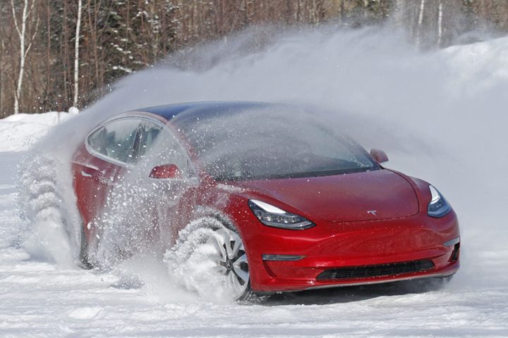Tesla model 3 a hóban