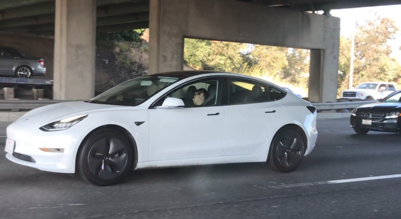 A sofőr alszik, míg a Tesla vezet az országúton
