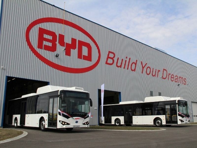 A BYD kocsikat és maszkokat is gyárt