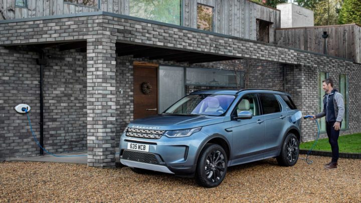Két új hibriddel támad a Land Rover