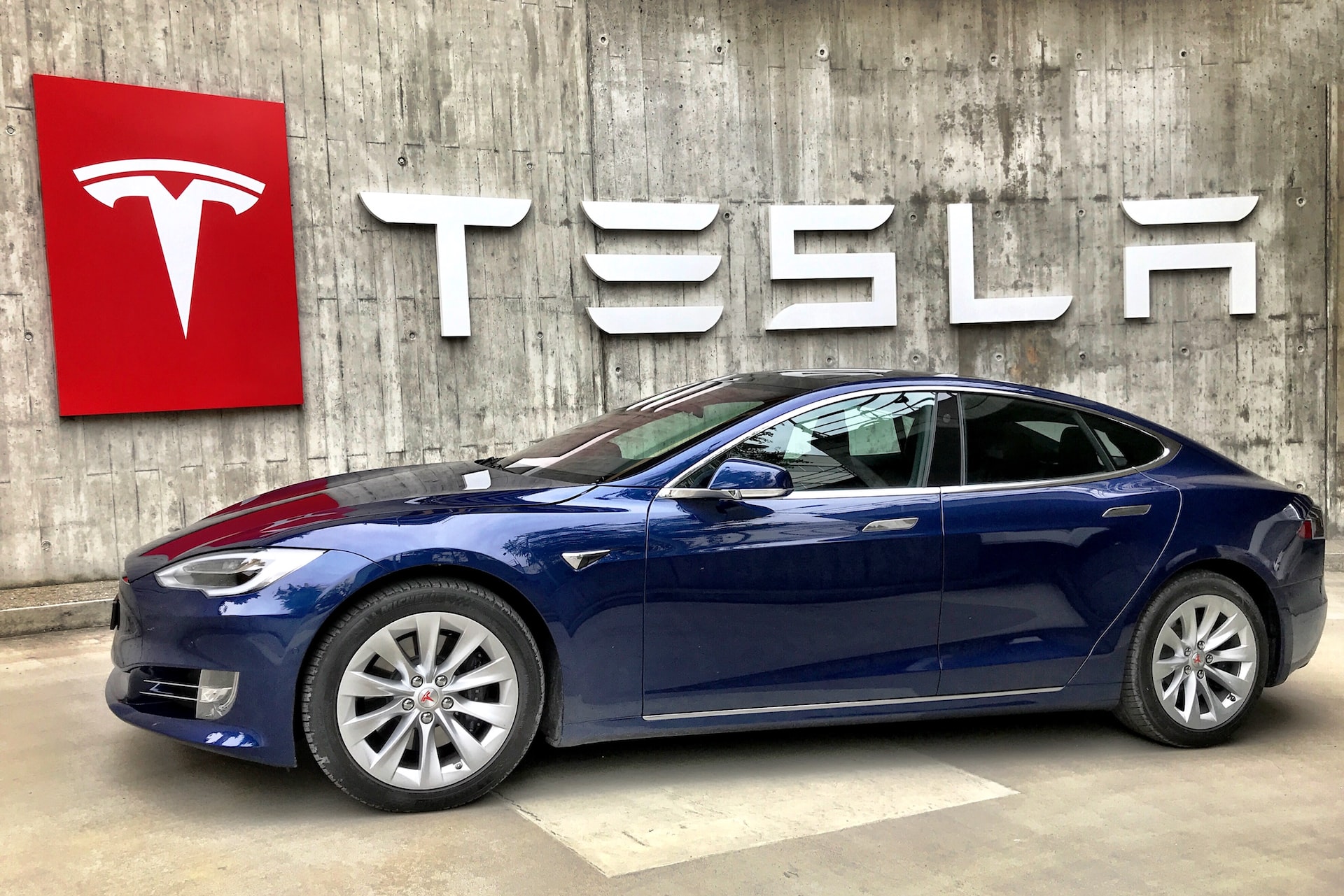 A Tesla nem csak járműveivel sikeres a piacon